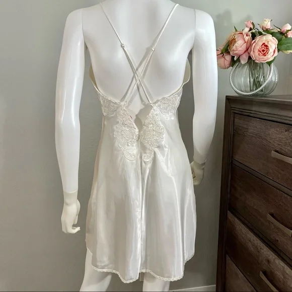 M VS Victoria’s Secret Vintage Embellished Perl White Satin Bride Slip and Robe - Picture 10 of 13